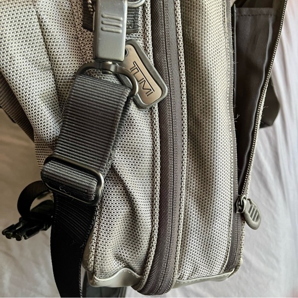 TUMI 564PW Messenger Laptop Bag - Picture 5 of 9